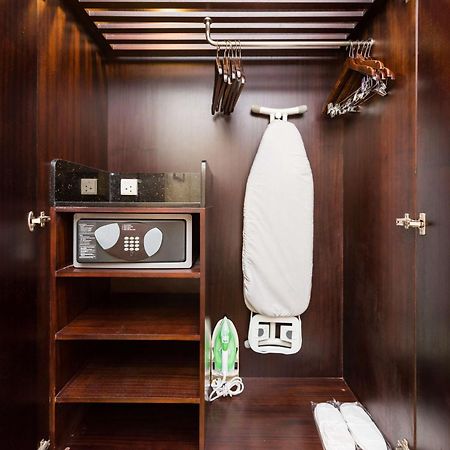 Radisson Blu Towers Kaushambi Delhi Ncr Hotel Ghaziabad Buitenkant foto A hotel room wardrobe with a safe
