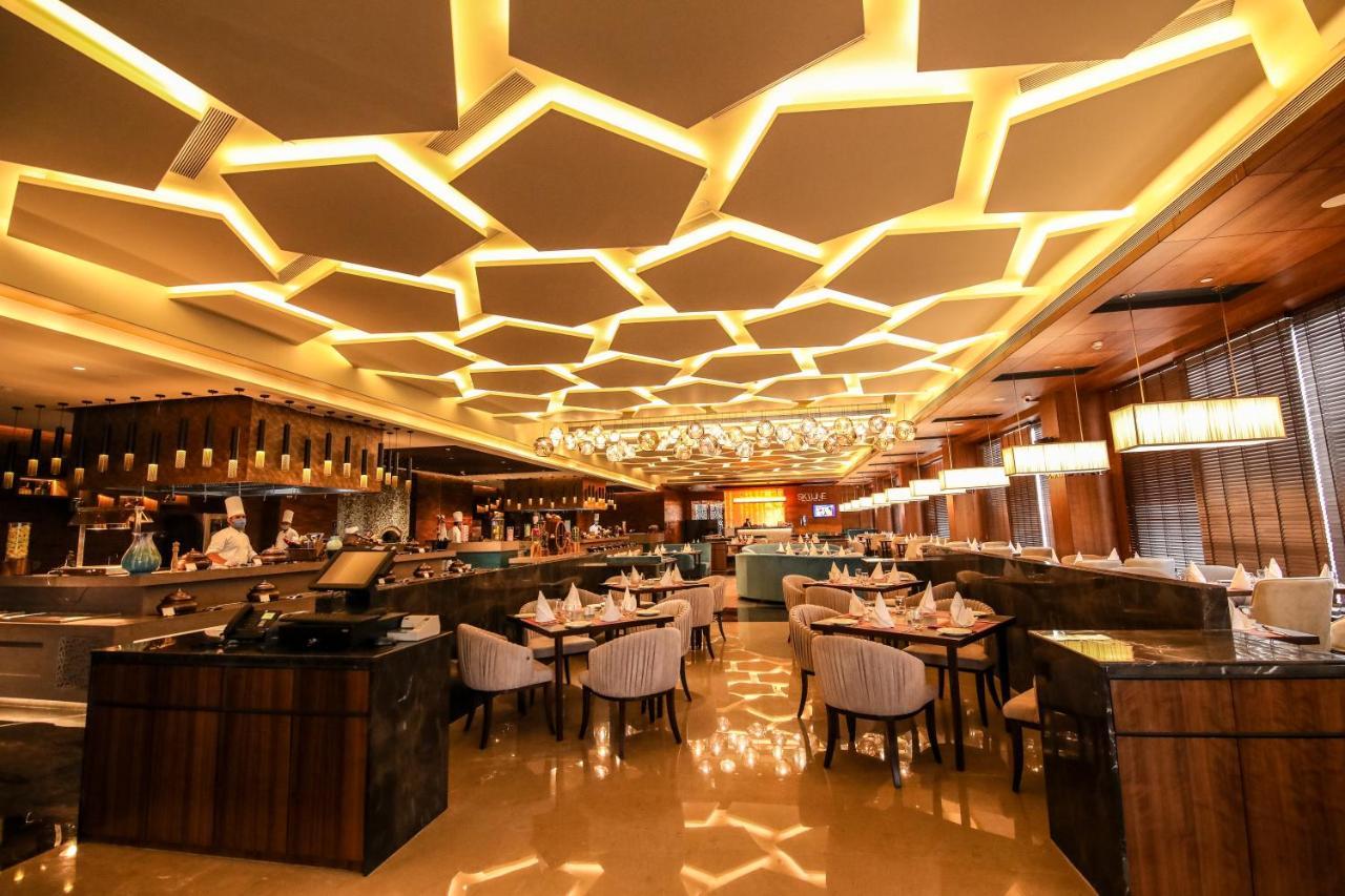 Radisson Blu Towers Kaushambi Delhi Ncr Hotel Ghaziabad Buitenkant foto The interior of the restaurant