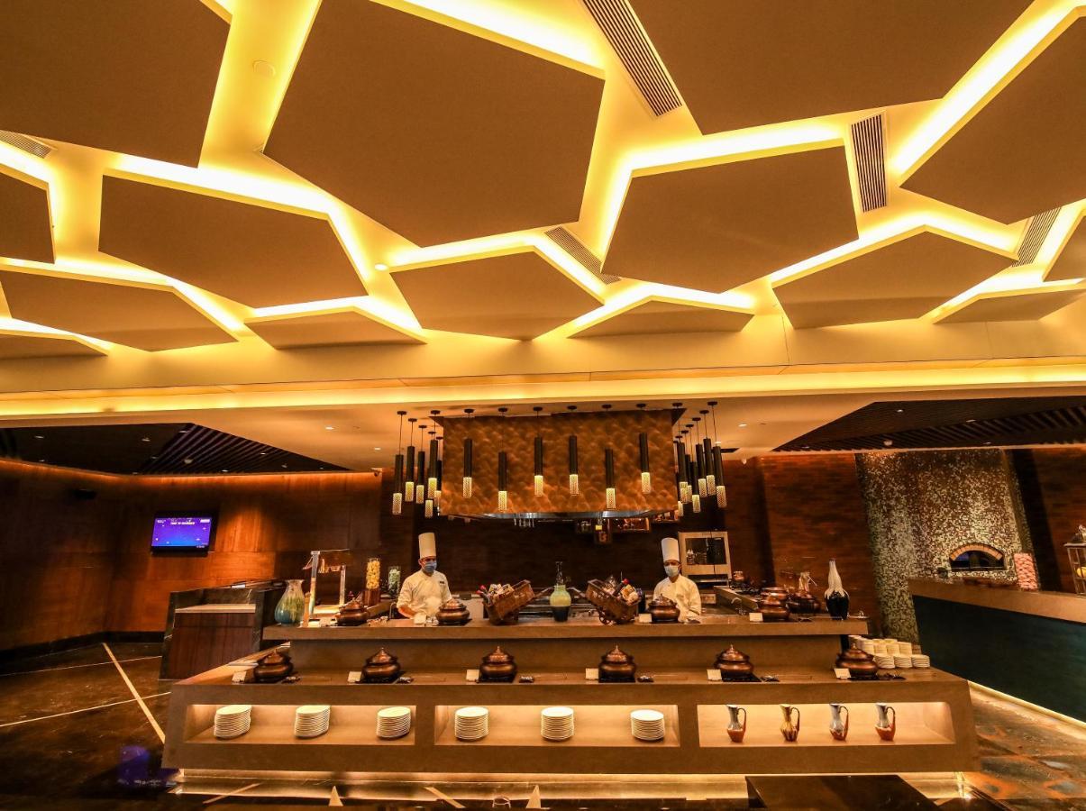 Radisson Blu Towers Kaushambi Delhi Ncr Hotel Ghaziabad Buitenkant foto The interior of the lounge