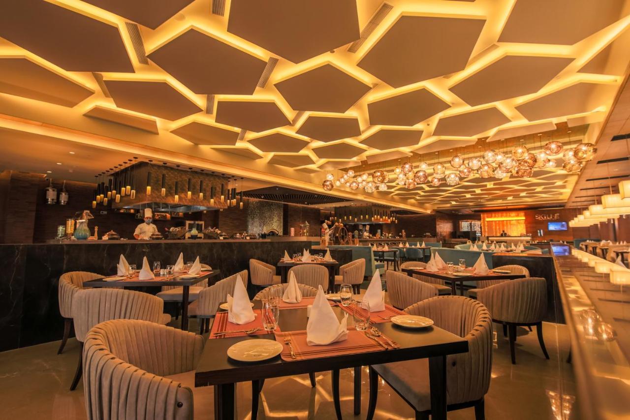 Radisson Blu Towers Kaushambi Delhi Ncr Hotel Ghaziabad Buitenkant foto The interior of the restaurant