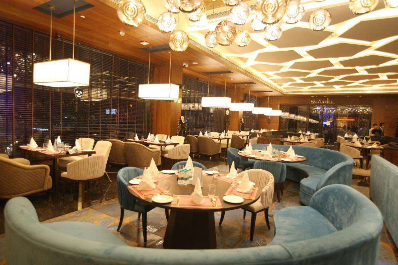 Radisson Blu Towers Kaushambi Delhi Ncr Hotel Ghaziabad Buitenkant foto The interior of the restaurant