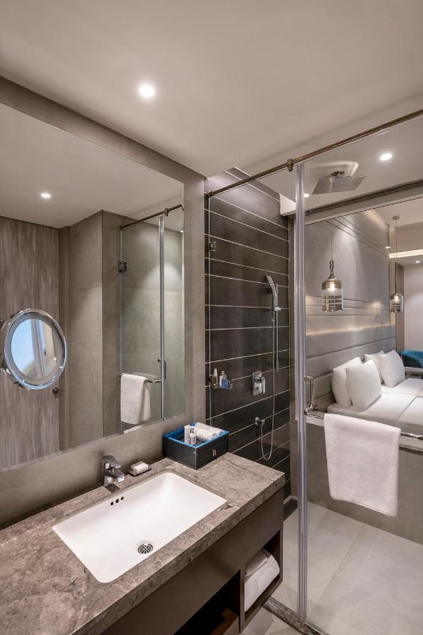Radisson Blu Towers Kaushambi Delhi Ncr Hotel Ghaziabad Buitenkant foto A bathroom on board
