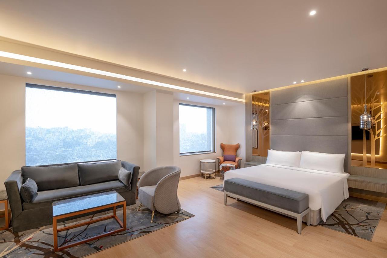 Radisson Blu Towers Kaushambi Delhi Ncr Hotel Ghaziabad Buitenkant foto A suite at the hotel