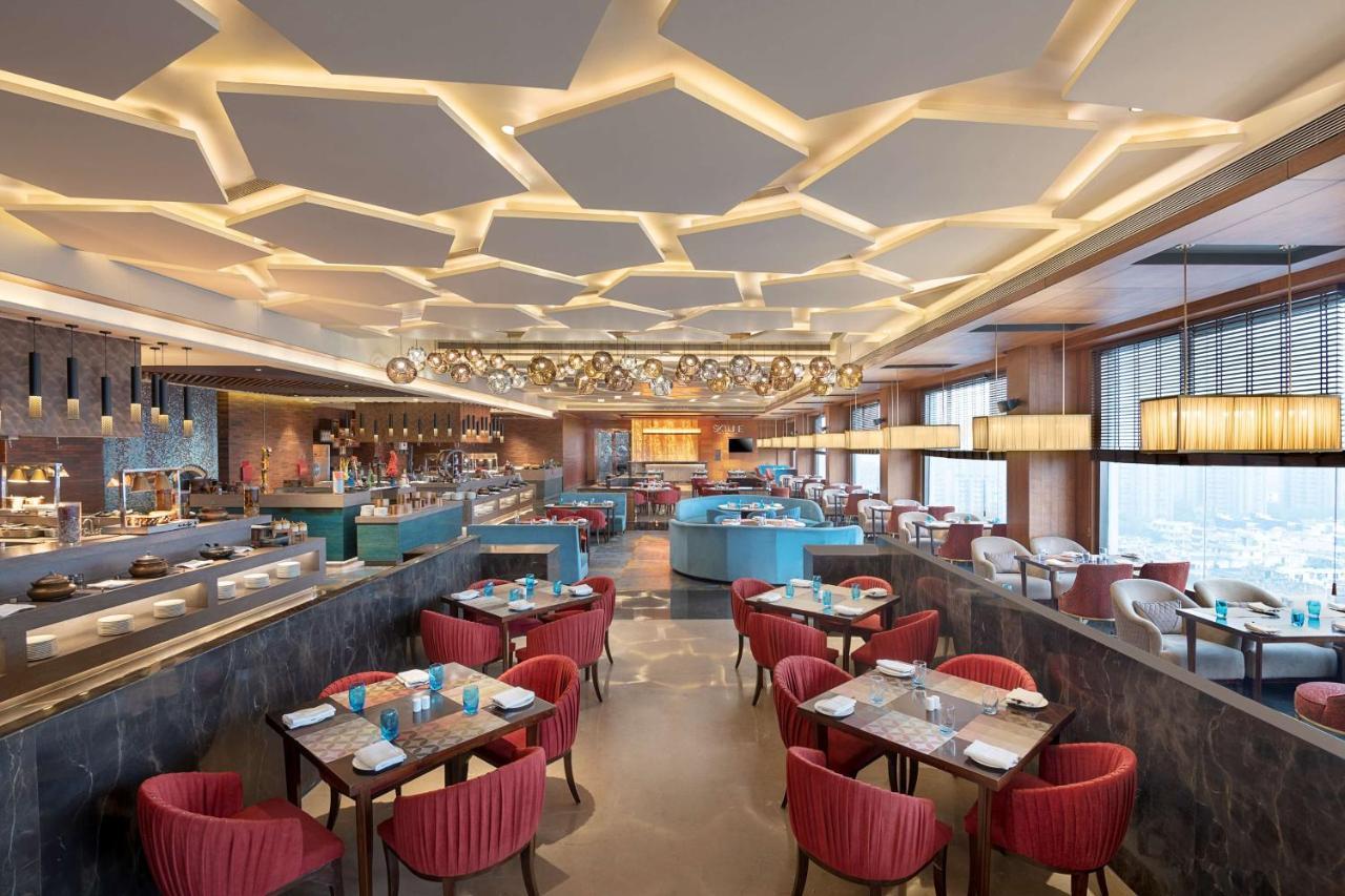 Radisson Blu Towers Kaushambi Delhi Ncr Hotel Ghaziabad Buitenkant foto The restaurant