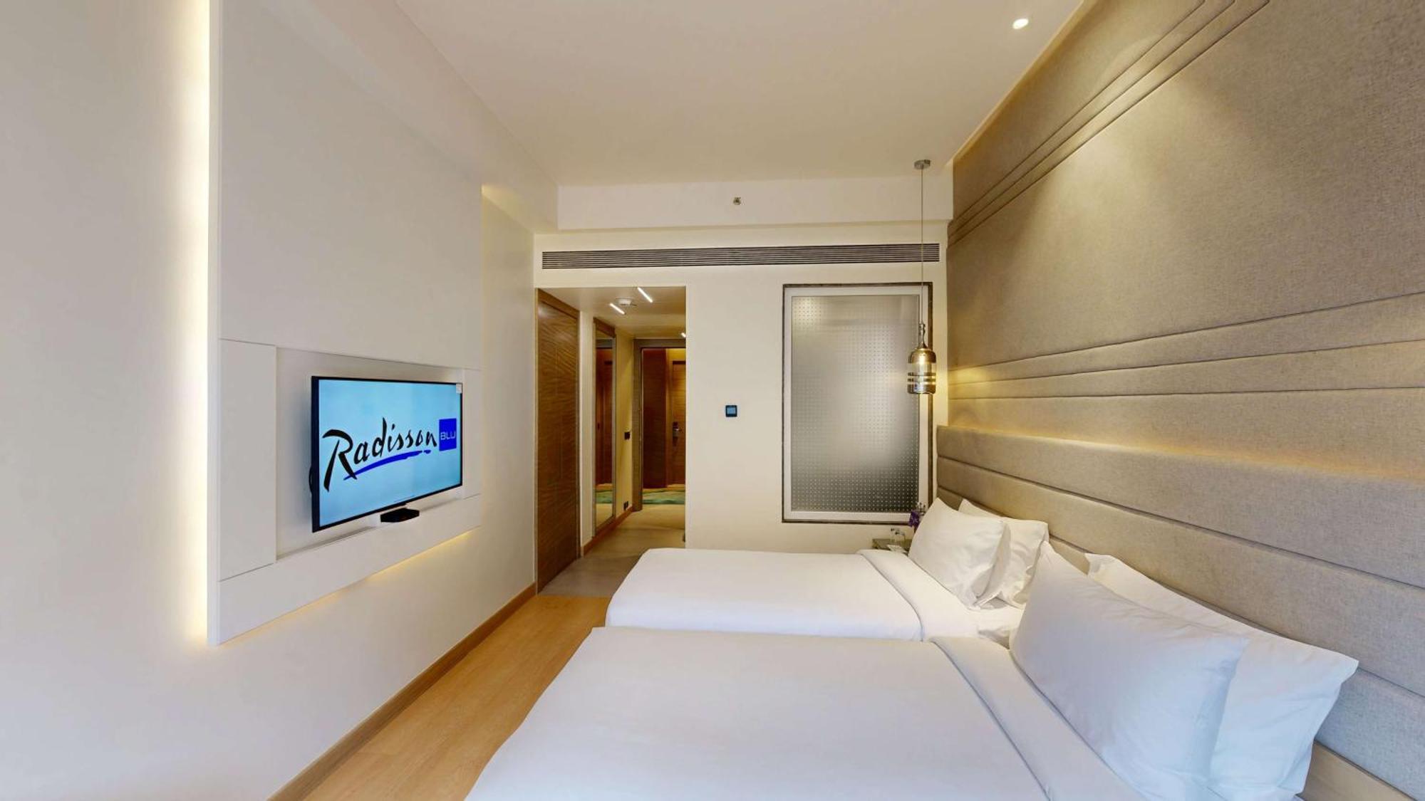 Radisson Blu Towers Kaushambi Delhi Ncr Hotel Ghaziabad Buitenkant foto A room at Radisson Blu Hotel, Hyderabad