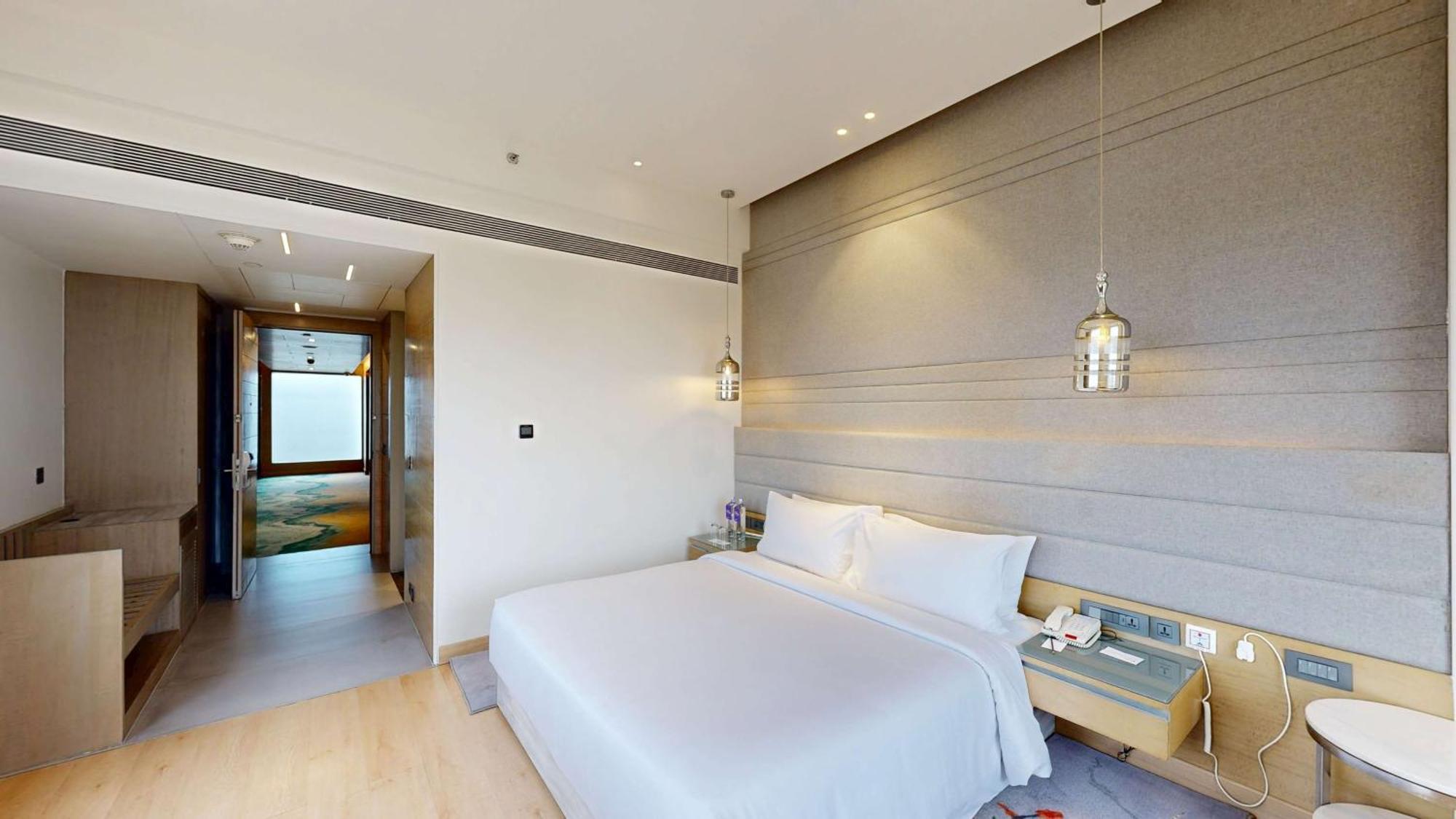 Radisson Blu Towers Kaushambi Delhi Ncr Hotel Ghaziabad Buitenkant foto A bedroom at the hotel